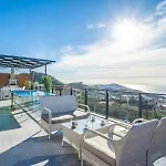 Villa With Private Pool And Jacuzzi *