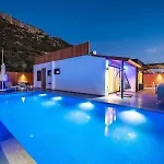 With Private Pool And Jacuzzi וילה קס