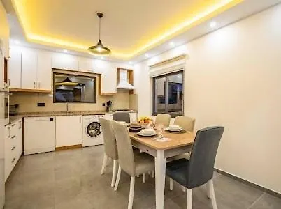 With Private Pool And Jacuzzi Vila *